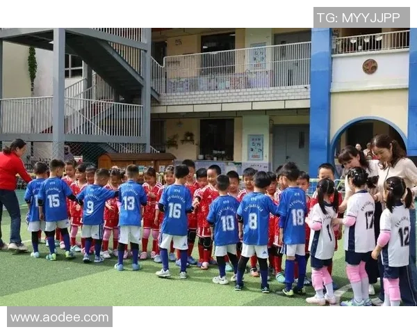 幼儿足球观察：探索小朋友们在球场上的成长与团队合作精神